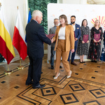 Członkini Rady odbiera akt powołania z rąk prezydenta Białegostoku.