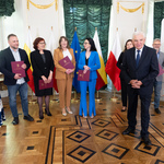 Bogato zdobione wnętrze Pałacyku Gościnnego. Członkowie nowopowołanej Rady w towarzystwie prezydent Białegostoku.