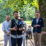 Kolejny przedstawiciel ogranizacji realizującej projekt mówi do mirofonu. W tle pozostali uczestnicy konferencji prasowej.